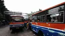 Metromini menunggu penumpang di Terminal Senen, Jakarta, Senin (24/11/2014). (Liputan6.com/Faizal Fanani)