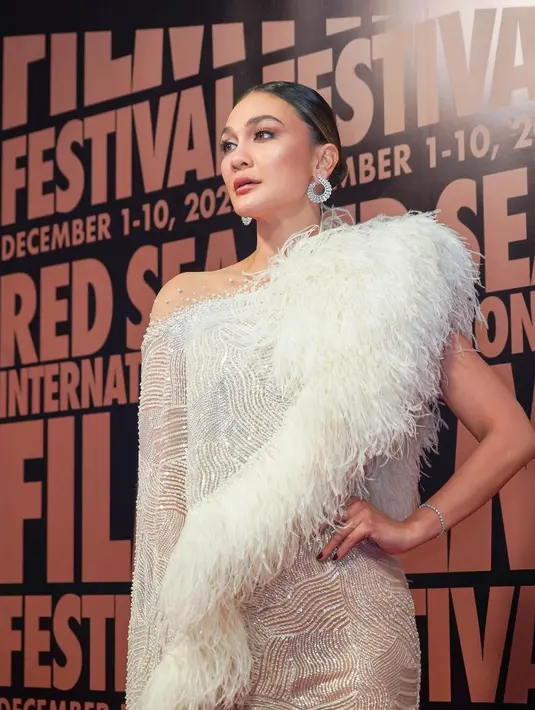 Luna tampil memesona dengan gaun putih yang memiliki aksen bulu dari Sebastian Gunawan Signature [Foto: @billywasblue]