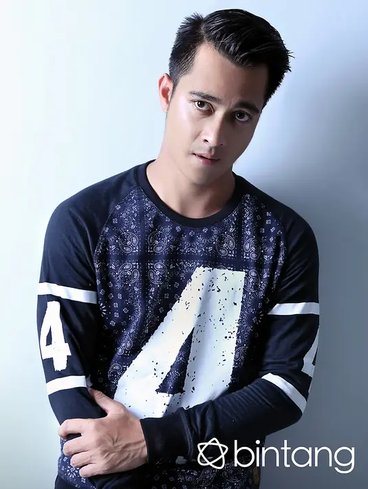 Eza Gionino ditangkap pada 1 Agustus 2015, sekitar pukul 00.30 WIB di Perumahan Cibubur Country 310k CCOV, Cikeas, Bogor, Jawa Barat. Paket sabu, satu buah bong (alat hisap) dan dua buah korek api gas dijadikan alat bukti. (Nurwahyunan/Bintang.com)