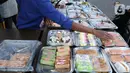 Pedagang menjajakan makanan untuk berbuka puasa (takjil) di kawasan Jalan Panjang, Jakarta, Selasa (5/5/2020). Pandemi virus COVID-19 dan pelaksanaan Pembatasan Sosial Berskala Besar (PSBB) berimbas pada sepinya pembeli takjil di kawasan tersebut. (Liputan6.com/Helmi Fithriansyah)