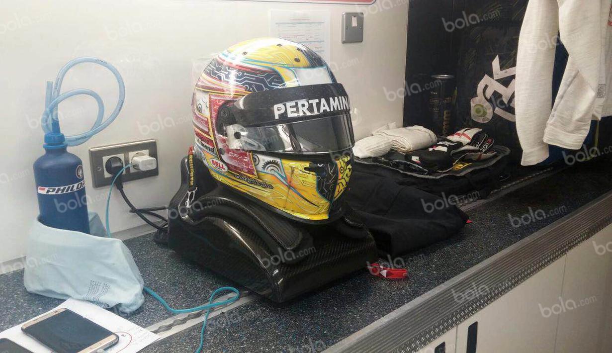 Inilah perlengkapan yang dipakai Philo Paz Armand dalam balapan GP2 Spanyol di Sirkuit Catalunya, Spanyol, Jumat (13/5/2016). (Bola.com/Reza Khomaini)