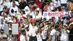 Vokalis grup band SLANK, Kaka tampil membawakan lagu dalam pagelaran Konser Putih Bersatu di Stadion GBK, Senayan, Jakarta, Sabtu (13/4). SLANK membuka penampilan dengan lagu berjudul Mars Slankers, Kuil Cinta dan Lo Harus Gerak. (Fimela.com/Bambang Eros)
