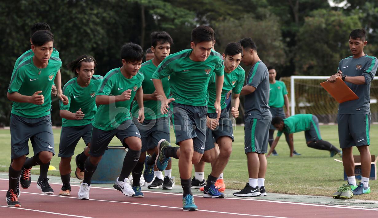 Pemain Timnas U-19 berlari mengelilingi stadion pada sesi ketahanan fisik di Stadion Atang Sutresna Kopasus, Cijantung, Kamis (06/04/2017). Latihan ini bagian dari seleksi tim persiapan Piala AFF U-18 di Myanmar. (Bola.com/Nicklas Hanoatubun)