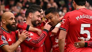 Skuad Manchester United merayakan gol yang dicetak Casemiro seusai memanfaatkan umpan Bruno Fernandes saat melawan Aston Villa dalam lanjutan Liga Inggris 2025/2026 di Old Trafford, Minggu (15/3/2026) malam WIB. (Oli SCARFF / AFP)