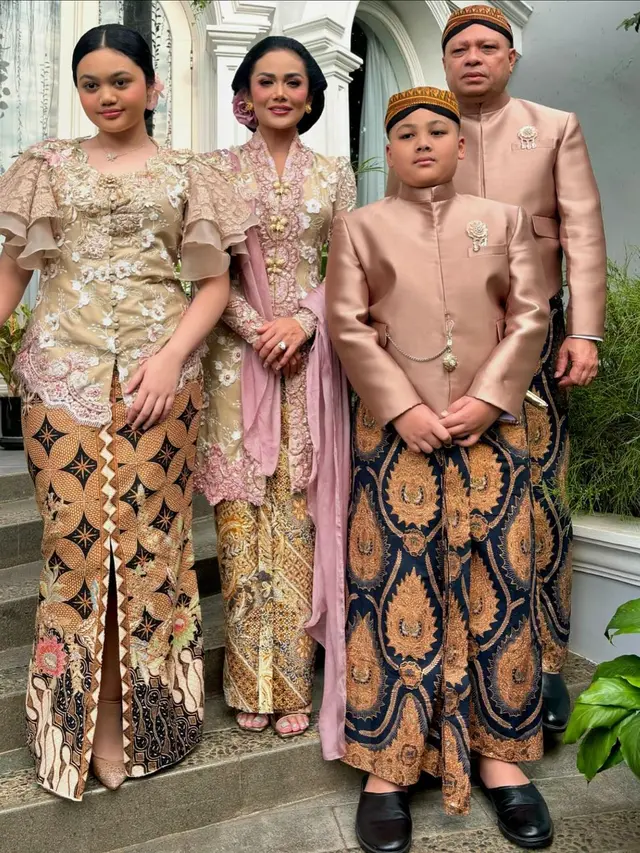 Adu Gaya Anggun Arsy Hermansyah, Amora Lemos, dan Ameena Atta Kenakan Kebaya Beda Model di Tedak Sinten Azzura