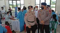 Dankor Brimob Polri, Irjen Pol Anang Revandoko (kanan) mengunjungi vaksinasi massal di Terminal Jatijajar, Kota Depok, Jumat (25/6/2021). (Liputan6.com/Dicky Agung Prihanto)