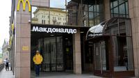 Seorang pria berjalan melewati restoran McDonald's yang tutup di Moskow, Rusia pada 16 Mei 2022. Dalam sebuah pernyataan McDonald's mengatakan: "Setelah lebih dari 30 tahun beroperasi di negara itu, McDonald's Corporation mengumumkan akan keluar dari pasar Rusia dan telah memulai proses untuk menjual bisnis Rusia-nya." (Natalia KOLESNIKOVA / AFP)