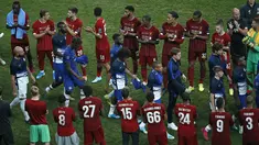 Pemain Chelsea berjalan di depan pemain Liverpool untuk mendapatkan medali setelah pertandingan Piala Super Eropa 2019 di Besiktas Park, di Istanbul (15/8/2019). Chelsea kalah lewat adu penalti atas Liverpool 5-4 (2-2). (AP Photo/Emrah Gurel)