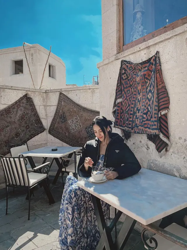 6 Potret Anya Geraldine Liburan ke Cappadocia, Netizen Ungkit Serial Layangan Putus