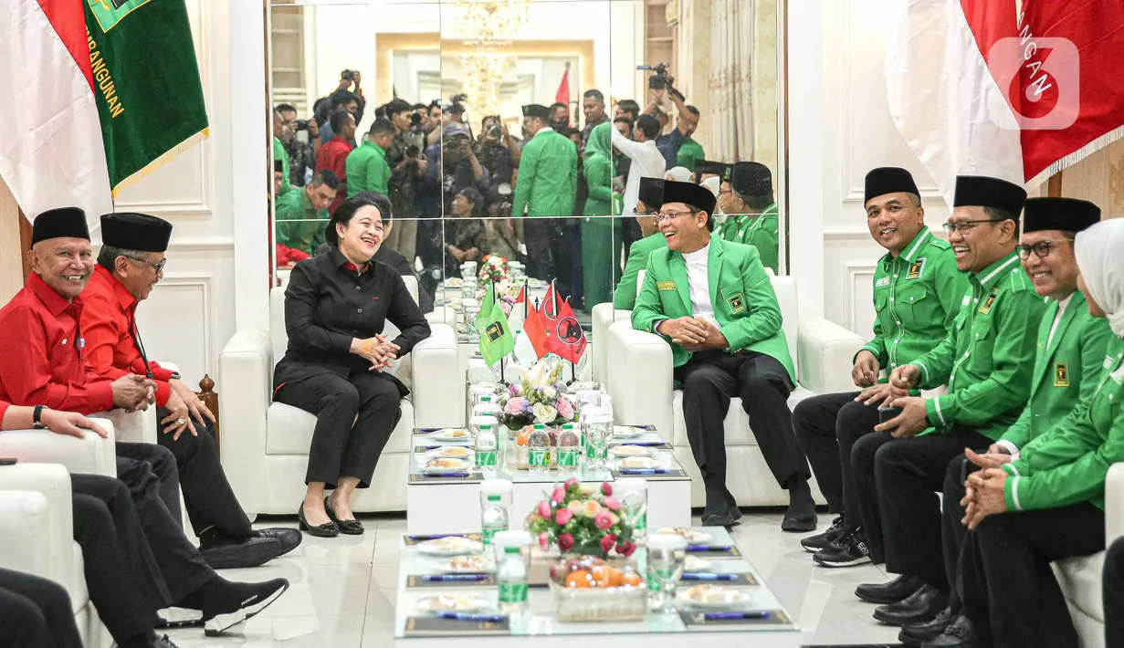 Ketua DPP PDIP Puan Maharani (tengah kiri) bersama Sekjen PDIP Hasto Kristiyanto berbincang dengan Plt Ketum PPP Mardiono (tengah kanan) bersama jajaran di DPP PPP, Jakarta, Senin (29/5/2023). (Liputan6.com/Faizal Fanani)