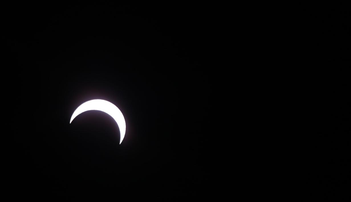 Potret gerhana matahari cincin yang menghiasi langit La Reunion, Samudera Hindia, Kamis (1/9). Beberapa kota di luar negeri menjadi saksi dari gerhana Matahari cincin alias solar eclipse ini. (AFP PHOTO/Richard BOUHET)