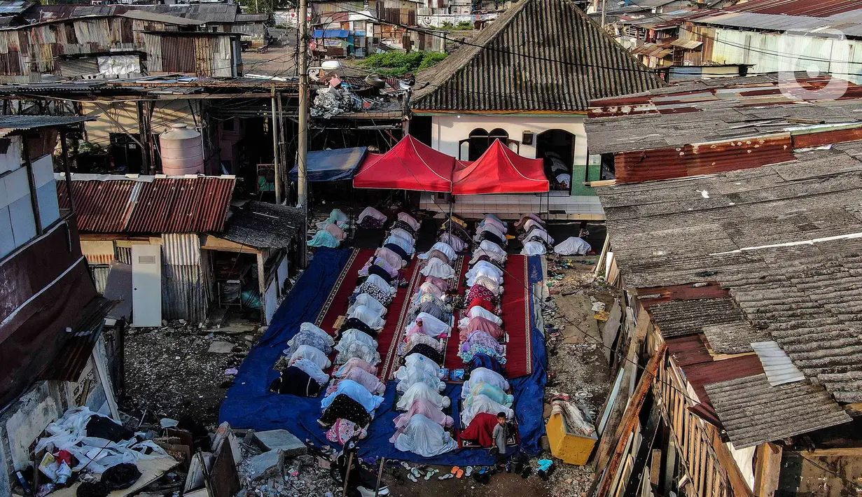 Warga Pancoran Buntu melaksanakan Sholat Id diantara reruntuhan akibat penggusuran rumah merka di, Pancoran Buntu II, Jakarta Selatan. Kamis (13/5/2021). Mayoritas umat Muslim di Indonesia melaksanakan Sholat Id sesuai dengan ketetapan pemerintah pada Rabu (13/5/2021). (Liputan6.com/Johan Tallo)