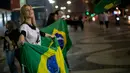 Demonstran merayakan keputusan Hakim Sergio Moro menjatuhkan hukuman ke mantan Presiden Brasil Luiz Inacio Lula da Silva, di Sao Paulo, Brasil, (12/7). Silva dijatuhi hukuman penjara hampir 10 tahun.  (AP Photo/Silvia Izquierdo)