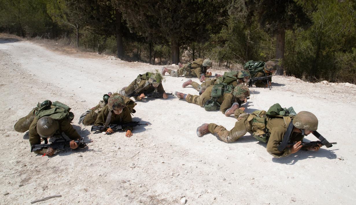 Aksi tentara wanita Israel dari Batalion Bardalas saat menjalani latihan di sebuah kamp militer di dekat Yoqne'am Illit, Israel Utara, (13/9). Batalion Bardales diperkuat oleh tentara pria dan wanita. (AFP Photo/Jack Guez)