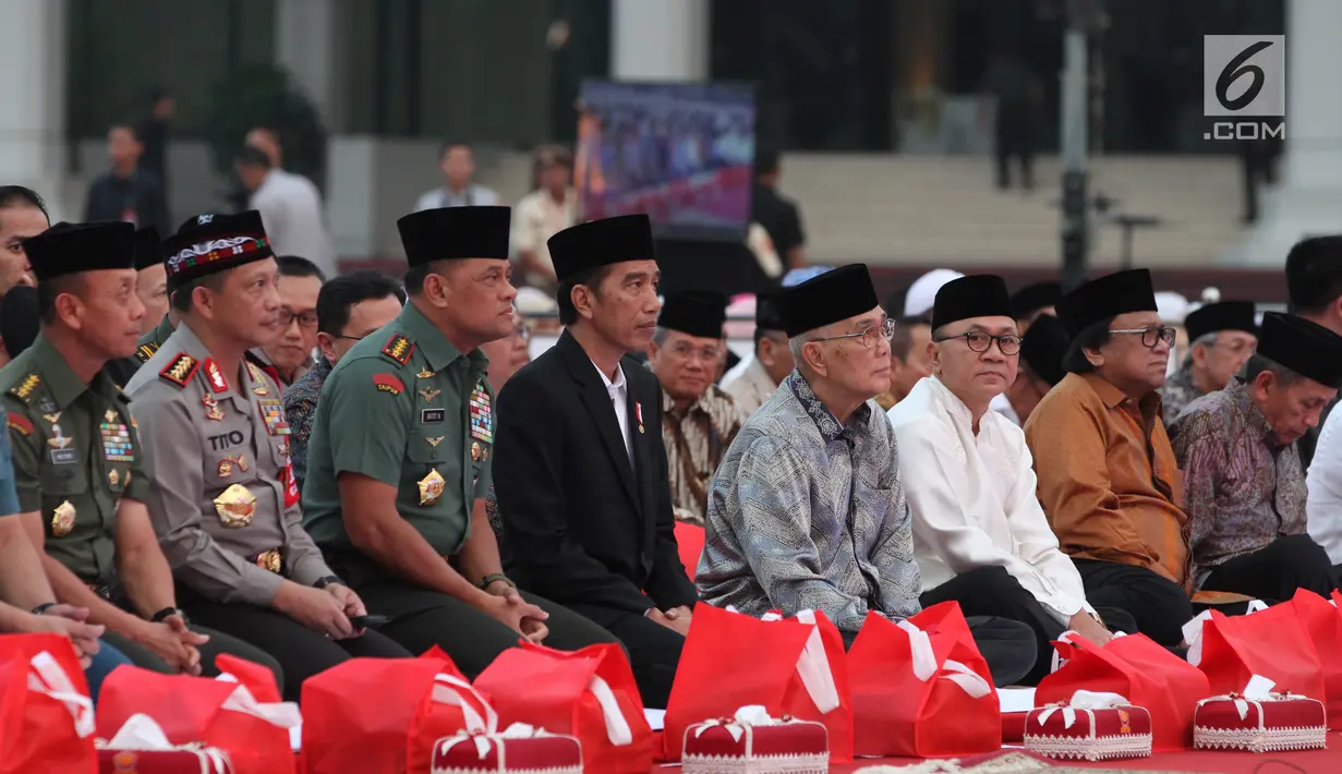 Presiden Joko Widodo bersama Panglima TNI Jenderal Gatot Nurmantyo dan Kapolri Jenderal Tito Karnavian saat acara buka puasa bersama di Mabes TNI, Cilangkap, Jakarta Timur, Senin (19/6). (Liputan6.com/Angga Yuniar)