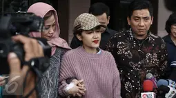 Julia Perez saat ditanya wartawan usai mendatangi Polres Metro Jakarta Selatan, Kamis (2/2). Julia Perez mendatangi Polres Jakarta Selatan untuk memberi dukungan ke asistennya Lucky untuk cari kebenaran. (Liputan6.com/Herman Zakharia)