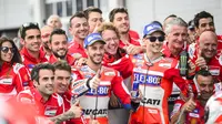 MotoGP 2017 menjadi musim perdana Andrea Dovizioso dan Jorge Lorenzo menjadi rekan setim di Ducati. (Jure Makovec / AFP)