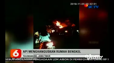 Kebakaran hebat melanda sebuah rumah dan bengkel di Desa Kepuh, Kecamatan Boyolangu, Kabupaten Tulungagung, Senin malam (4/11/2019). Sebelum akhirnya berhasil dipadamkan dalam waktu 3,5 jam.