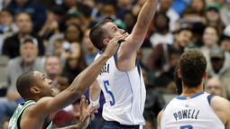 Pemain Boston Celtics, Al Horford (42) berusaha mengahalangi tembakan pemain Dallas Mavericks, J.J. Barea pada laga NBA basketball game di American Airlines Center, Dallas, (20/11/2017).   Celtics menang 110-102. (AP/Tony Gutierrez)