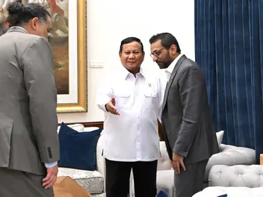 Presiden Indonesia Prabowo Subianto menyambut Direktur Biro Investigasi Federal AS (FBI) Kash Patel (kanan) selama pertemuan mereka di kediaman Prabowo di Kertanegara. Jakarta, Rabu malam (22/07/2026). (AFP/ Istana Kepresidenan RI)