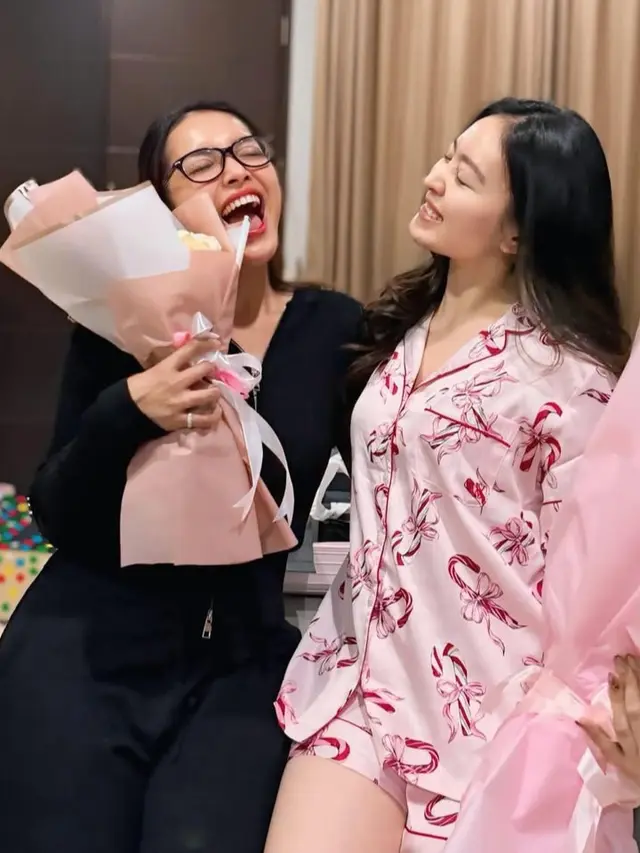 Natasha Wilona saat Mendapatkan Kejutan Ulang Tahun ke-27 masih mengenakan piyama. [@natashawilona12]