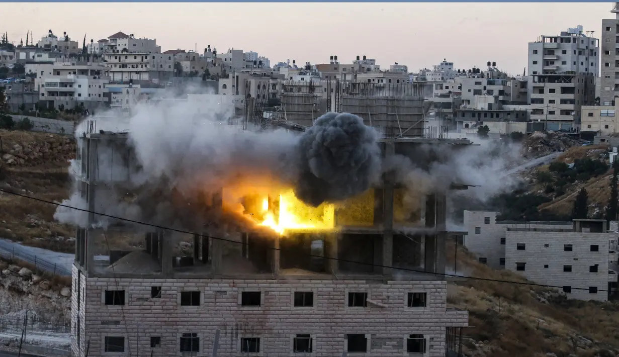 Sebuah bangunan Palestina yang sedang dibangun dihancurkan di desa Palestina Sur Baher di Yerusalem Timur (22/7/2019). Israel kembali menghancurkan sejumlah rumah Palestina yang dianggapnya dibangun secara ilegal di selatan Yerusalem. (AFP Photo/Ahmad Gharabli)