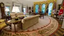 Bagian dalam Kantor Oval Gedung Putih yang baru direnovasi di Washington, Selasa (22/8). Renovasi interior dan eksterior rumah dinas Presiden AS Donald Trump itu memakan biaya hingga Rp 45 miliar. (AP Photo/Carolyn Kaster)