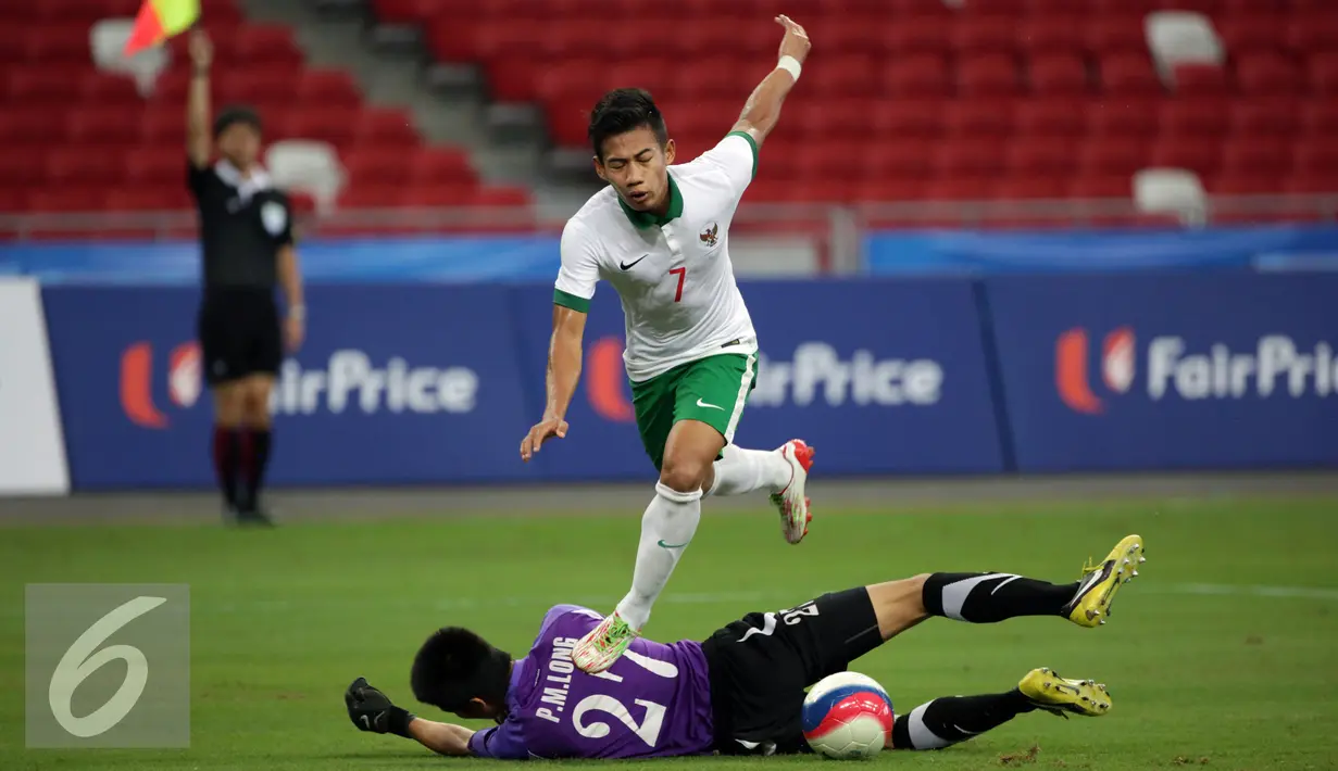 Kiper Vietnam U-23, Minh Long Phi (bawah) menahan serangan pemain Indonesia, Ahmad Nufiandani diperebutan tempat ketiga Sepak Bola SEA Games 2015 di National Stadium Singapura, Senin (15/6/2015). Indonesia kalah 0-5. (Liputan6.com/Helmi Fithriansyah)
