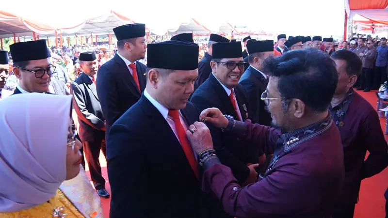 Bupati Paser Fahmi Fadli Raih Penghargaan Satyalancana Wira Karya dari Presiden Jokowi