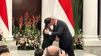 Menteri Luar Negeri RI Retno Marsudi menerima penghargaan dari pemerintah Palestina melalui Utusan Khusus Presiden Palestina, Riyad Al Maliki di Gedung Pancasila, Jakarta, Senin (19/8/2024). (Liputan6/Benedikta Miranti)