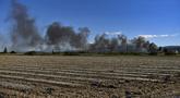Asap hitam mengepul dari pabrik produksi biodiesel di Calahorra, Spanyol utara (26/5/2022). Polisi di Spanyol mengatakan ledakan di pabrik biodiesel telah menewaskan dua orang dan memaksa 250 anak dievakuasi dari daerah tersebut. (AP Photo/Alvaro Barrientos)