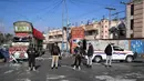 Personel keamanan menutup jalan menuju lokasi ledakan di Quetta pada 1 Februari 2026, sehari setelah serangan oleh separatis Baloch. Sehari setelah serangan terkoordinasi kelompok militan etnis Baloch, pada Minggu (1/2/2026) sejumlah ruas jalan di sekitar lokasi dijaga ketat personel keamanan Pakistan. (Banaras KHAN/AFP)