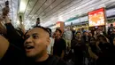 <p>Penumpang dan suporter menyanyikan lagu Indonesia Tanah Air Beta saat melepas mantan pelatih Timnas Indonesia, Shin Tae-yong saat kembali ke negaranya melalui terminal 3 Bandara Soekarno-Hatta, Tangerang, Banten, Minggu (26/01/2025). (Bola.com/Bagaskara Lazuardi)</p>