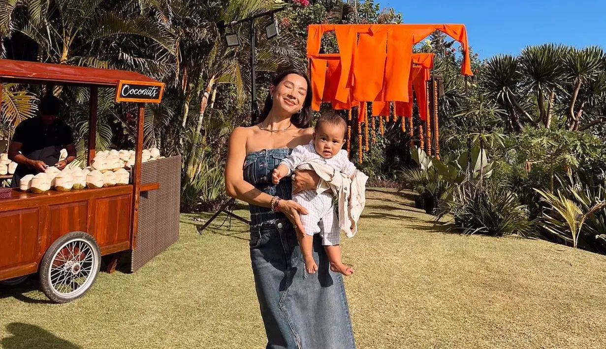 Jennifer Bachdim tak pernah gagal membuat kagum para penggemarnya dan netizen. Ibu dari 4 orang anak ini konsisten menampilkan gaya hidup sehat dan body goalsnya, walaupun tak bisa dipungkiri kehidupan ibu dengan 4 orang anak pasti tak mudah. Di acara Lunachella, Jennifer Bachdim bahkan menghadirinya dengan menggendong anak ke-4nya. Tampil stylish dengan terus denim tanpa tali, Jennifer Bachdim sukses buat iri dengan body goalsnya. [Foto: Instagram/jenniferbachdim]