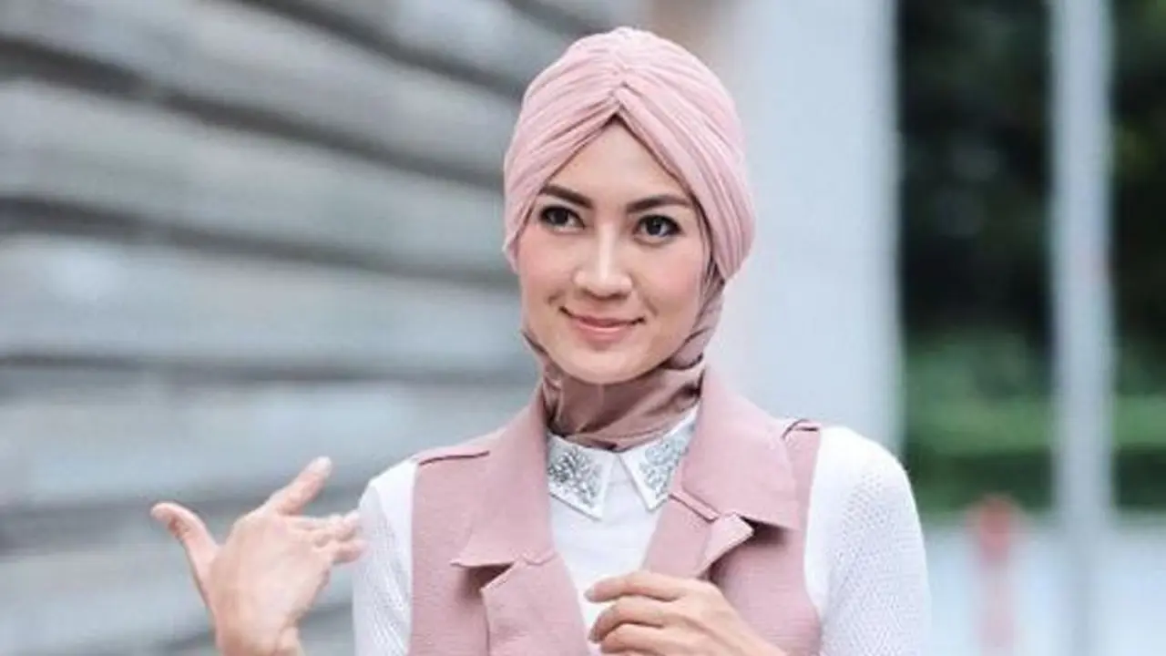[Bintang] Beginilah Gaya Kekinian Steffy Burase, Model Cantik yang Dicekal KPK
