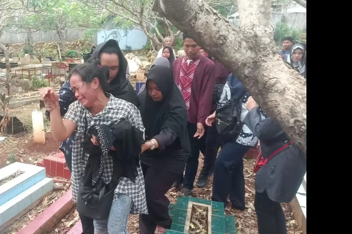 Pihak keluarga telah mengantarkan jenazah Akbar Alamsyah ke tempat peristirahatan terakhirnya di TPU Cipulir, Kebayoran Lama, Jakarta Selatan.