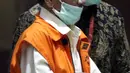 Gubernur Riau 2014-2019 Annas Maamun sesaat sebelum rilis penahanan di Gedung KPK, Jakarta, Rabu (30/3/2022). KPK resmi menahan Annas Maamun atas dugaan menyuap Ketua DPRD Riau 2009-2014, Johar Firdaus terkait pergeseran dan perubahan anggaran proyek. (Liputan6.com/Helmi Fithriansyah)