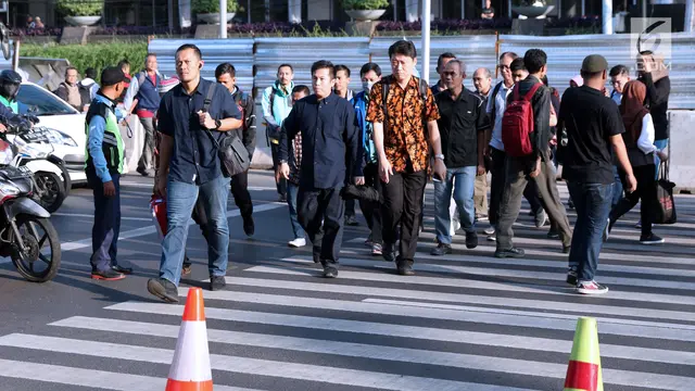 JPO Halte GBK Direvitalisasi, Pejalan Kaki Pakai Pelican Crossing