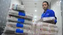 Karyawan memeriksa pasokan uang di Cash Pooling Bank Mandiri, Jakarta, Kamis (9/5/2019). Bank Mandiri menyiapkan dana tunai sebesar Rp 54,9 triliun pada Ramadan dan jelang Idul Fitri 2019. (Liputan6.com/Angga Yuniar)