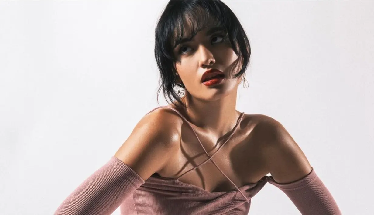 Sebelum terjun ke dunia akting, wanita berusia 20 tahun ini menekuni bidang fashion blogger sekaligus aktivis yang kerap bicara soal sastra dan budaya Indonesia. Tak heran jika penampilannya selalu stylish. (Liputan6.com/IG/@arawindak)
