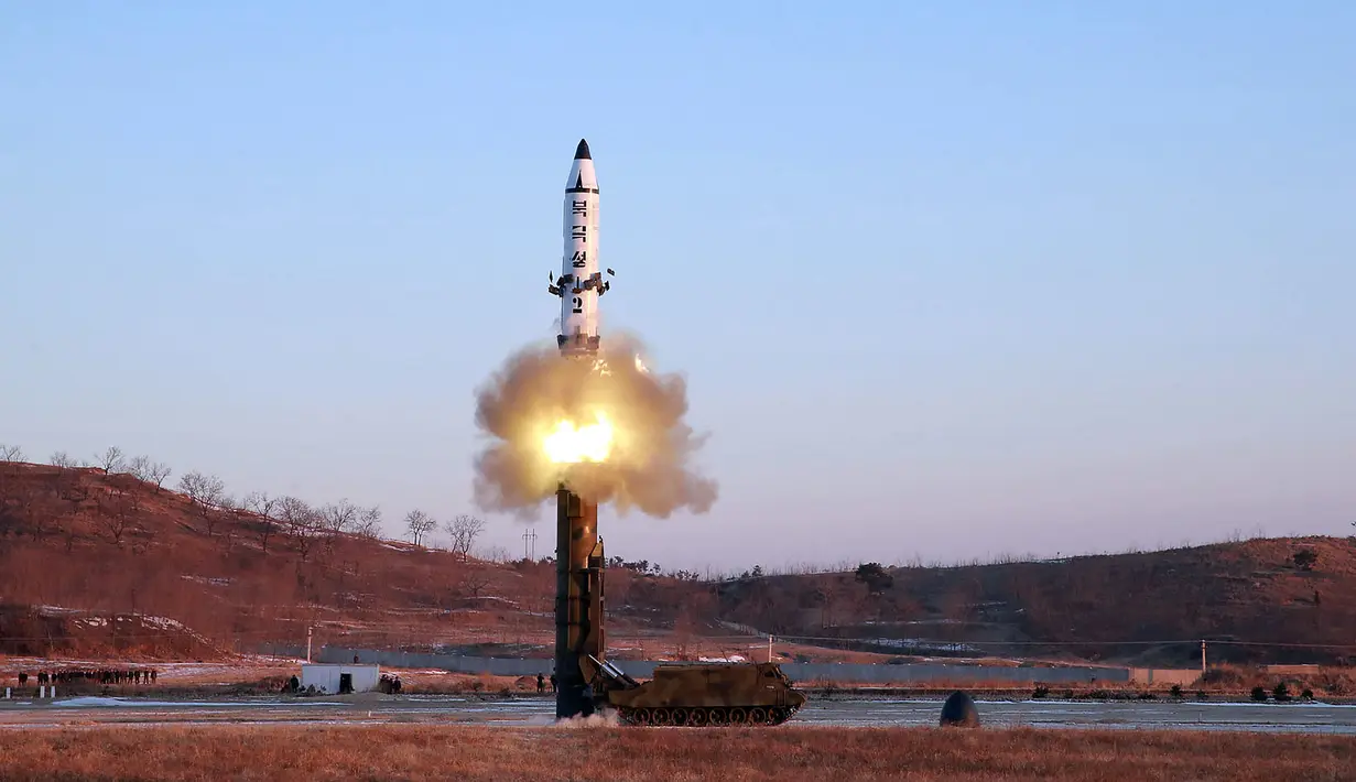 Korea Utara meluncurkan rudal jarak menengah dan jauh Pukguksong-2 di tempat yang dirahasiakan, Minggu (12/2). Kim Jong Un memimpin langsung peluncuran rudal Pukguksong-2. (AFP PHOTO/KCNA) 