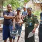 Seekor Elang Alap Nipon dievakuasi dalam kurungan oleh warga dan petugas KSDA Jember, Jawa Timur (Foto : BB KSDA Jawa Timur)