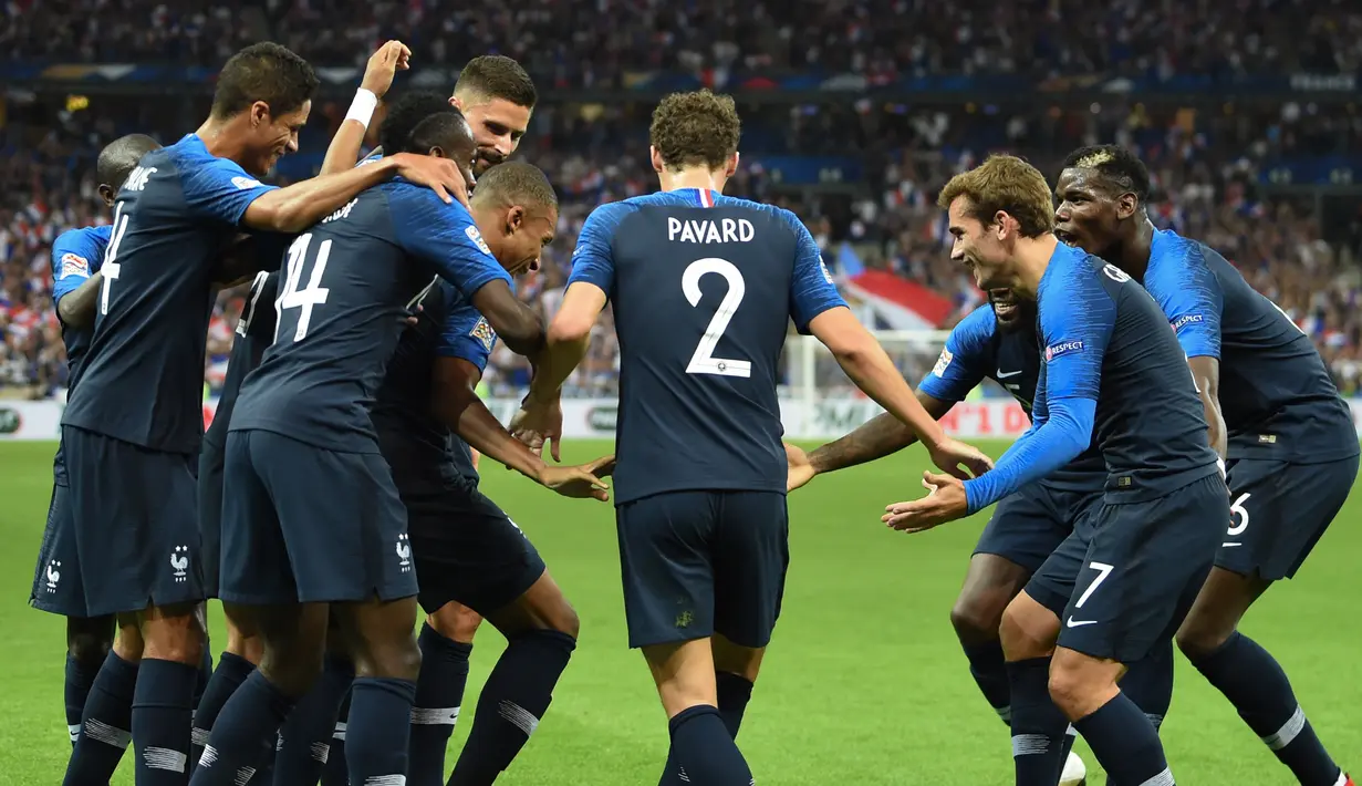 Para pemain Prancis merayakan gol yang dicetak Kylian Mbappe ke gawang Belanda pada laga UEFA Nations League di Stade de France, Paris, Minggu (9/9/2018). Prancis menang 2-1 atas Belanda. (AFP/Anne-Christine Poujoulat)