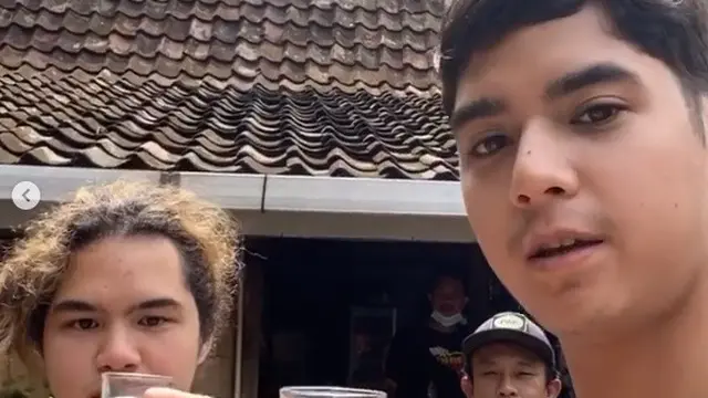 6 Momen Liburan Al dan Dul Jaelani di Magelang, Peras Susu Kambing Sendiri