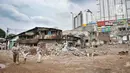 Warga melintasi lahan yang dahulunya permukiman yang terkena gusuran proyek Tol Becakayu, Cipinang Besar Utara, Jakarta, Senin (30/12/2019). Tercatat 900 rumah warga di 3 RW, yakni RW 001, 002, dan 003 Kelurahan Cipinang Besar Utara terkena gusuran proyek Tol Becakayu. (merdeka.com/Iqbal S. Nugroho)