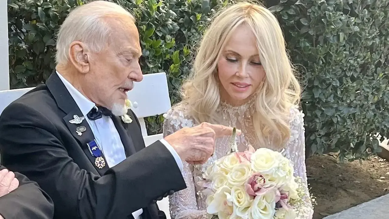 Mantan astronot AS Buzz Aldrin menikah untuk keempat kalinya, di hari ulang tahunnya yang ke-93, Jumat 20 Januari 2023. (Twitter/@THEREALBUZZ)
