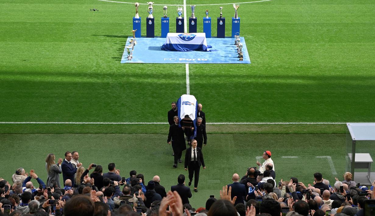 Peti mati mantan presiden FC Porto, Jorge Nuno Pinto da Costa dibawa keluar dari stadion Dragao setelah upacara penghormatan di Stadion Dragao, Porto, Portugal pada 17 Februari 2025. Pinto da Costa, menjabat sebagai presiden FC Porto dari tahun 1982 hingga 2024 dan meninggal dunia pada usia 87 tahun. (AFP/Miguel Riopa)