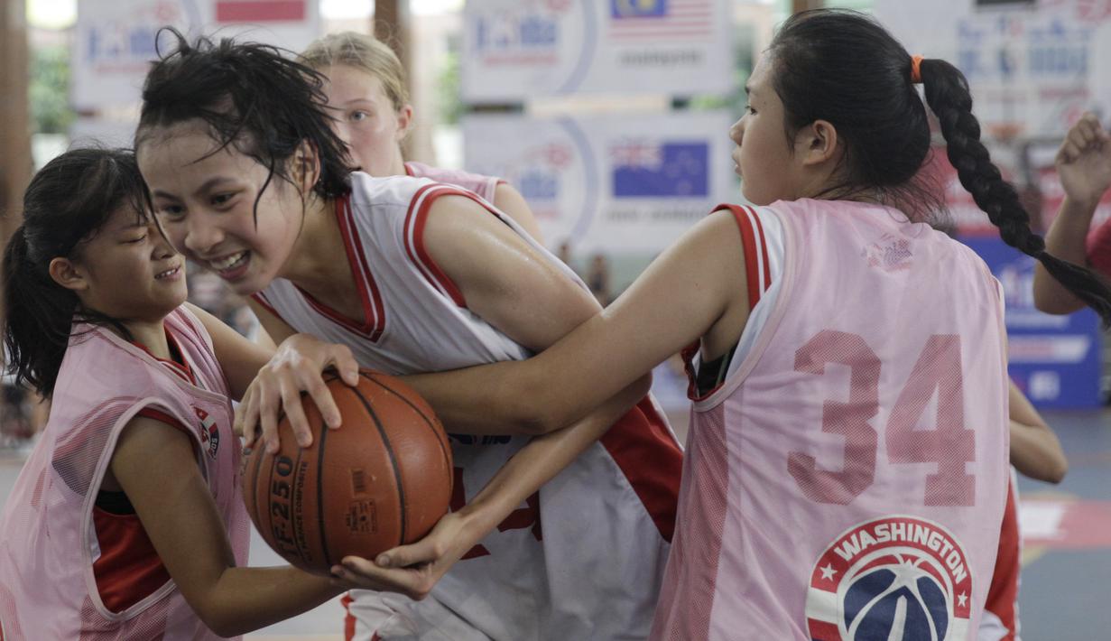 Para pebasket muda saat Kamp Penyisihan Kejuaraan Dunia Jr. NBA untuk wilayah Asia Pasifik di UPH Karawaci, Tangerang, Minggu (16/6). Nantinya akan dipilih 10 putra dan 10 putri untuk Kejuaraan Dunia. (Bola.com/Vitalis Yogi Trisna)