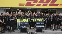 Seluruh personel Mercedes AMG Petronas Formula One Team merayakan keberhasilan meraih titel konstruktor F1 2017 selepas balapan F1 GP Jepang di Sirkuit Suzuka, Jepang, Minggu (9/10/2016). (Bola.com/Twitter/Petronas)