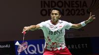 Pebulu tangkis tunggal putra Indonesia, Jonatan Christie berusaha mengembalikan shuttlecock dari serangan Anthony Ginting dalam pertandingan perempat final Indonesia Open 2023 di Istora Senayan, Jakarta, Rabu (14/6/2023). (Bola.com/Bagaskara Lazuardi)